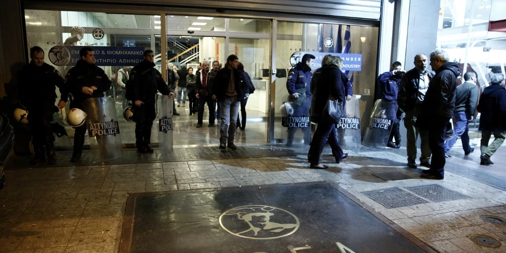 Ελεύθεροι οι 20 προσαχθέντες του Ρουβίκωνα που εισέβαλαν σε ομιλία του Τσακαλώτου